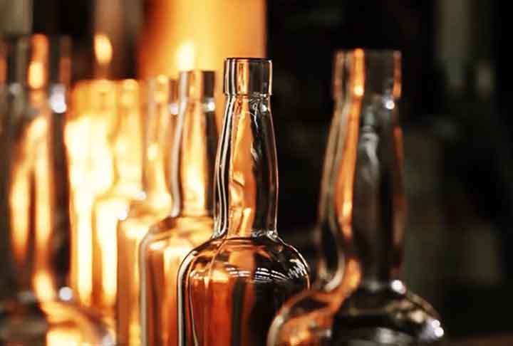 Após a moldagem, o vidro é resfriado lentamente em um processo chamado recozimento, que evita tensões internas e garante a durabilidade da peça. Este processo permite que o vidro assuma formas e funções extremamente diversificadas, desde peças de arte até itens industriais.