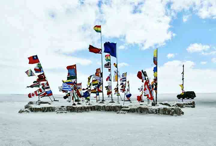 A Praça das Bandeiras, por sua vez é um marco simbólico que celebra a diversidade e a união de diferentes países. Muitas foram deixadas por turistas que visitaram o local.