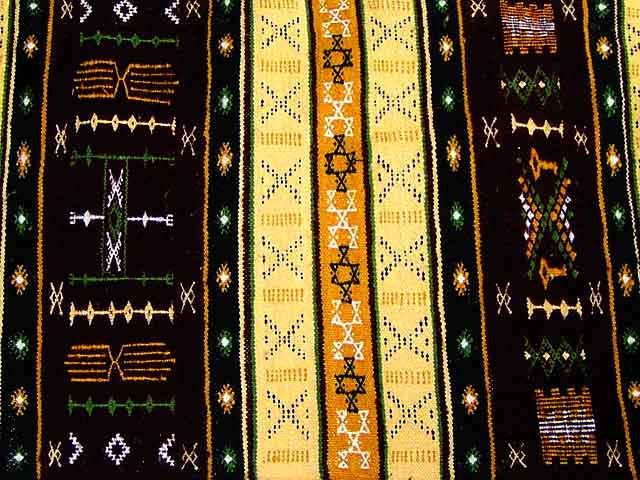 No Marrocos, os tapetes berberes são peças rústicas e autênticas, tecidas à mão por tribos nômades. Feitos de lã natural, geralmente em tons neutros, eles têm padrões geométricos simples, mas expressivos. São valorizados pela estética minimalista e aconchegante. Além dos  tradicionais, há versões mais coloridas que fazem sucesso na decoração contemporânea.