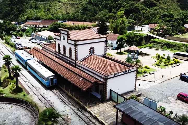 A linha férrea foi essencial para o desenvolvimento das cidades, ligando-as e promovendo o crescimento econômico. O Trem Turístico é uma das principais atrações culturais da região.