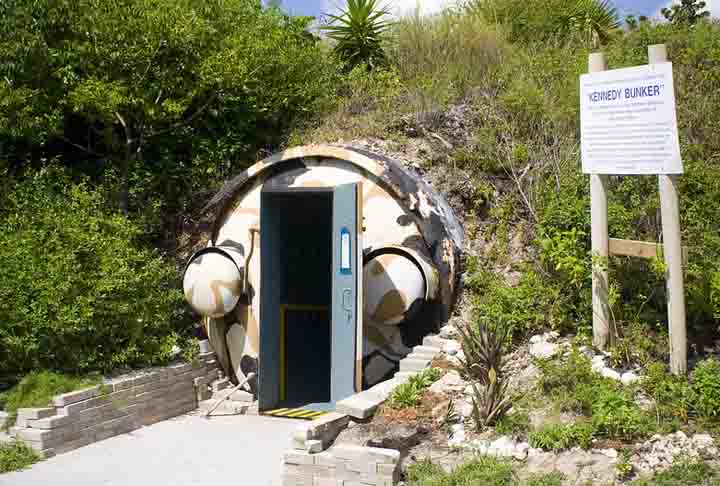 Bunker JFK (Flórida, EUA): Durante a Crise dos Mísseis de Cuba, John Fitzgerald Kennedy (JFK) ocupava o cargo de presidente dos Estados Unidos. Para assegurar que ele sempre estivesse próximo a um abrigo, a Marinha Americana construiu este bunker sob a Ilha de Peanut, a apenas 10 minutos de sua residência em Palm Springs. 