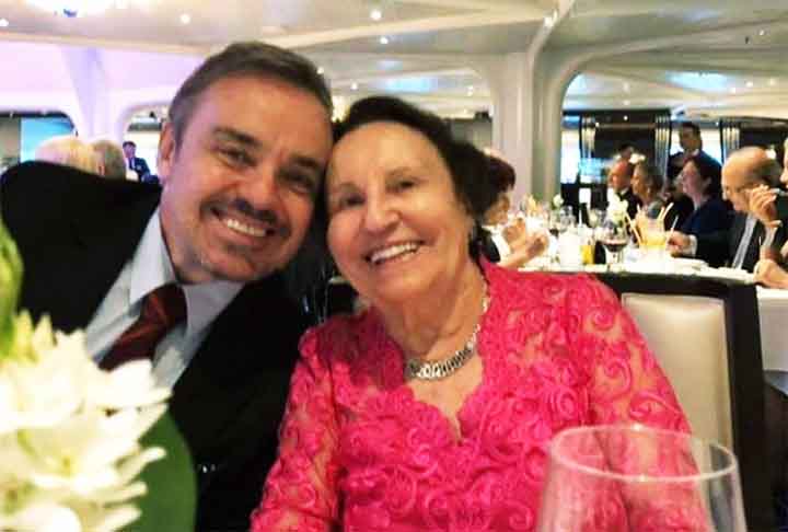 Gugu era o filho mais jovem do caminhoneiro Augusto Claudino Liberato (1921–2009) e da vendedora de roupas Maria do Céu Morais (1929), do distrito de Bragança na região de Trás-os-Montes. 