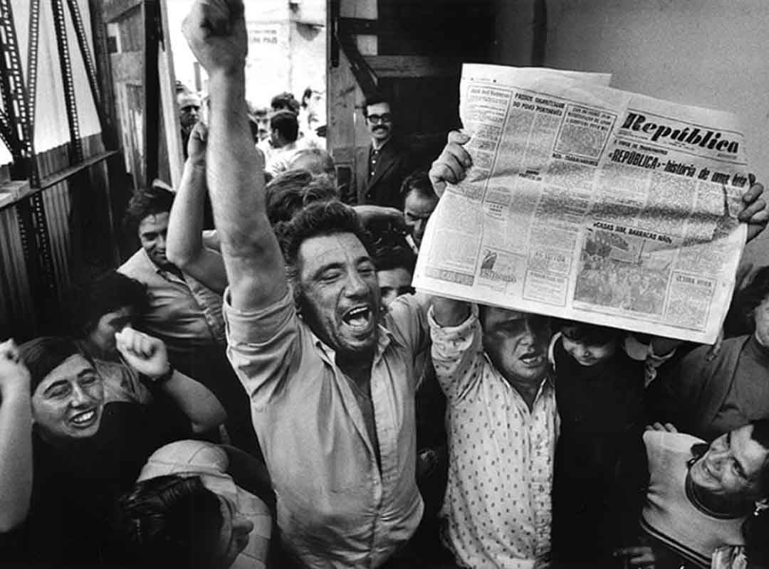 Um dos principais gatilhos para a revolução foi a oposição à guerra nas colônias africanas: Moçambique, Angola, Guiné, Cabo Verde, São Tomé e Príncipe. O governo ditatorial de Salazar reprimia fortemente as movimentações pela independência dessas colônias. 