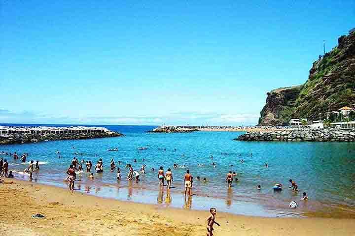 Com tantas belezas naturais e culturais, a ilha é um convite para viver momentos de aventura e tranquilidade, fazendo dela um destino imperdível para quem busca o melhor de Portugal.