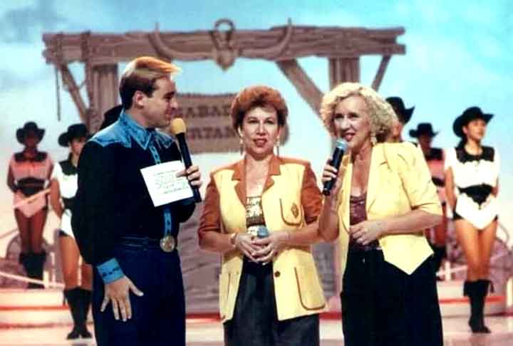 Começou a despontar no Viva a Noite, que no início era dividido em várias partes e apresentado também por nomes como Ademar Dutra, Mariette Detotto e Jair de Ogum. Depois, Gugu permaneceu sozinho no comando do programa.