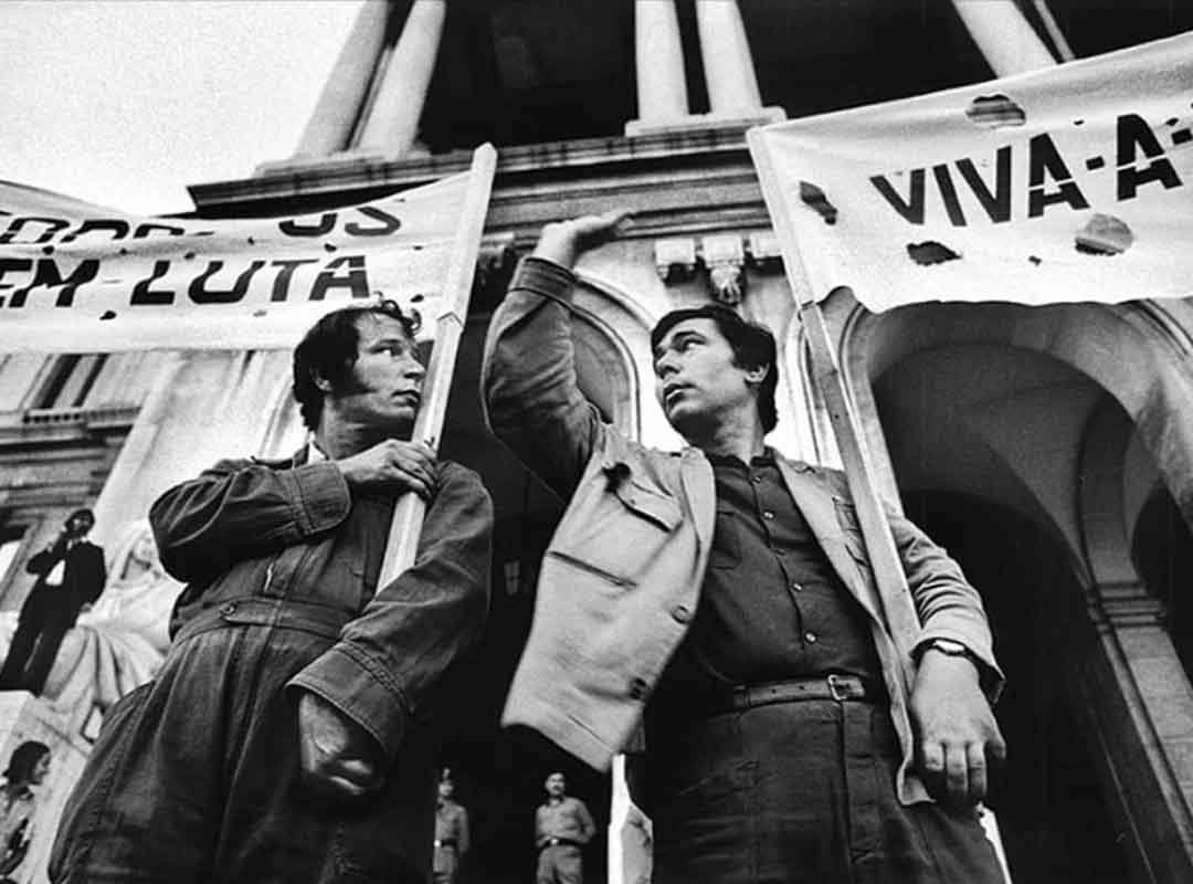 A Revolução dos Cravos, finalmente, resultou na libertação de presos políticos, na volta de exilados e na nacionalização de bancos e empresas, causando um êxodo de empresários para o Brasil e a África.