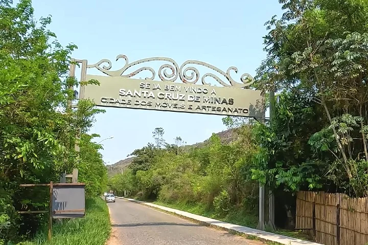 A indústria local também é relevante, com destaque para a produção de móveis artesanais e produtos alimentícios, que levam o nome da cidade para além de Minas Gerais.