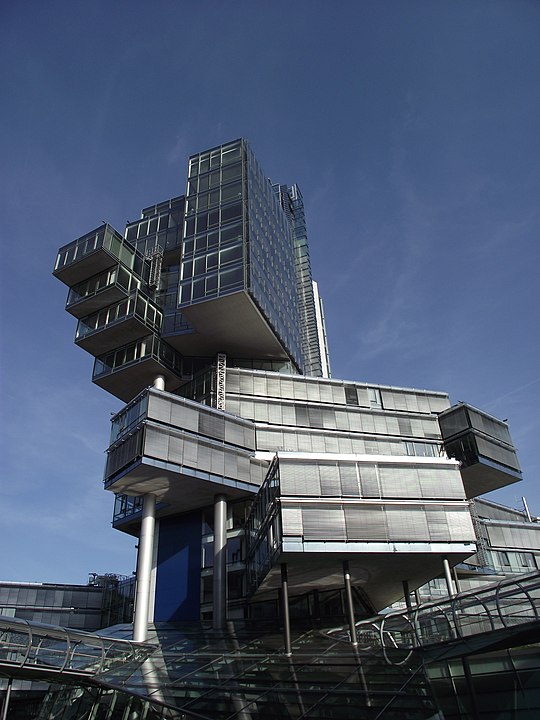 Norddeutsche Landesbank - Alemanha - Um dos maiores bancos comerciais da Alemanha, fica na cidade de Hannover  e chama atenção pela sobreposição de blocos como se fosse um gigantesco Lego. 