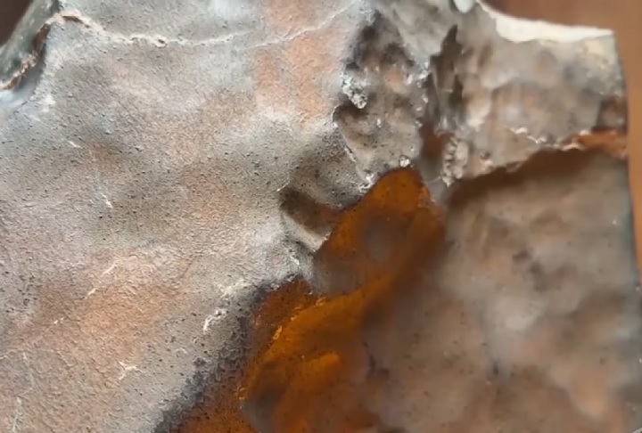 A origem da pedra foi confirmada por análises laboratoriais, que a identificaram como uma shergotita olivina-microgabroica, rocha formada pelo resfriamento lento do magma marciano.