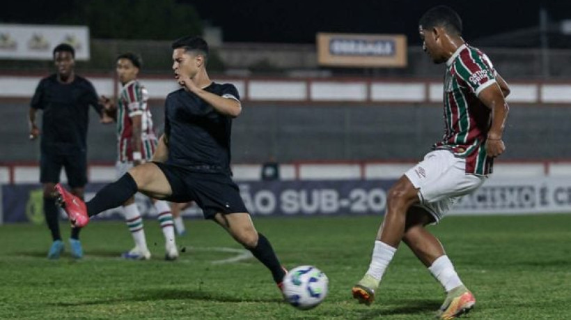 Tricolor faz 4 a 1 em Bangu, sobe para a nona posição e fica a apenas três pontos do G-8; Timão não tem mais chances de classificação
