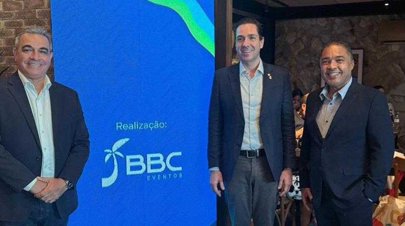 Breno Mesquita e Claudio Junior, sócios e presidentes da BBC Eventos, juntamente de Eduardo Bismarck, secretário do Turismo do Ceará