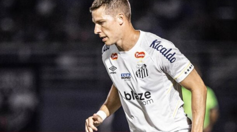 Atacante estava fora dos planos do técnico Cleber Xavier e deixa o Peixe para defender o Banfield, da Argentina, com contrato até o fim de 2026