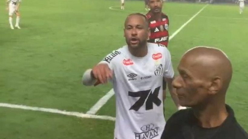 Camisa 10 do Peixe interveio em defesa do ex-companheiro de clube e Seleção durante vitória sobre o Flamengo