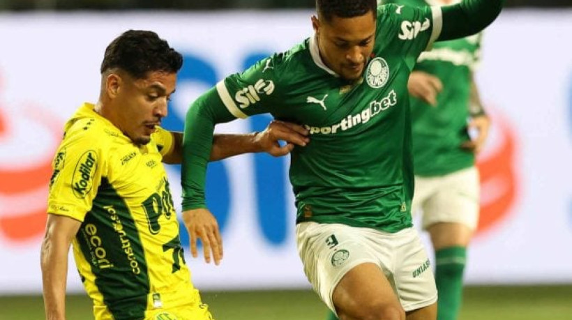 Contratação mais cara da história do clube ainda não engrenou e vive fase difícil. Técnico aponta peso da pressão e pede paciência