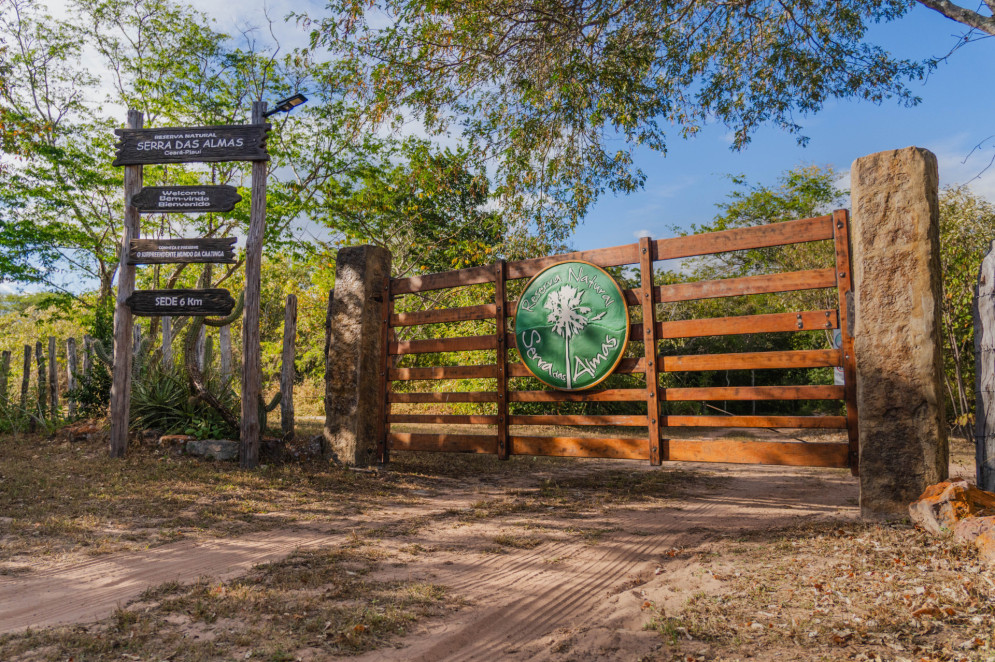 Entrada da Reserva Particular do Patrim&ocirc;nio Natural (RPPN) Serra das Almas, em Crate&uacute;s (CE)(Foto: FERNANDA BARROS)