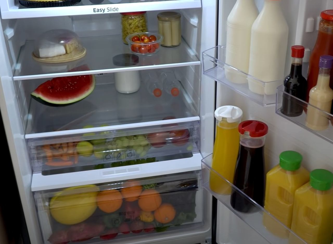ERRO 5 - Manter alimentos além do tempo limite na geladeira. Muitas pessoas não se preocupam com o período em que os produtos podem permanecer refrigerados sem risco de contaminação. Existem itens que, após abertos, duram pouco. Geralmente, há avisos nos próprios rótulos. 