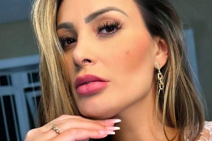 Nascida em 11 de outubro de 1987, em Ijuí, Rio Grande do Sul, Urach ganhou notoriedade no cenário nacional ao participar do concurso Miss Bumbum em 2012, no qual foi vice-campeã. 