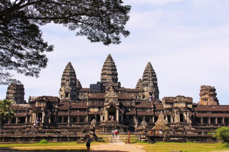Templo de Angkor Wat, em Siem Reap, Camboja: Este templo é um dos maiores e mais impressionantes templos budistas do mundo.