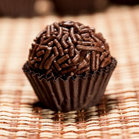 Tem textura macia e levemente puxa-puxa, com sabor rico de chocolate e um toque de caramelo do leite condensado. Fácil de fazer, é perfeito para qualquer ocasião.