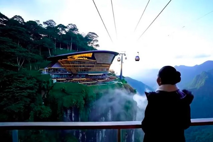 O suposto passeio chamado Kuak Skyride na verdade não existia. O vídeo que eles viram havia sido gerado por inteligência artificial.