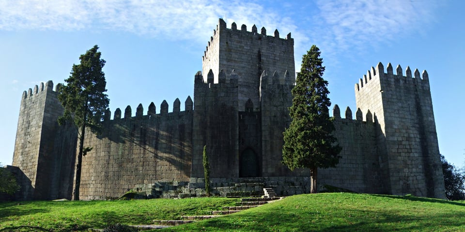 Castelo de Guimarães - Construído em 958, fica na freguesia de Oliveira do Castelo, em Guimarães. Foi usado nas lutas pela independência de Portugal e é chamado de berço da nacionalidade. 