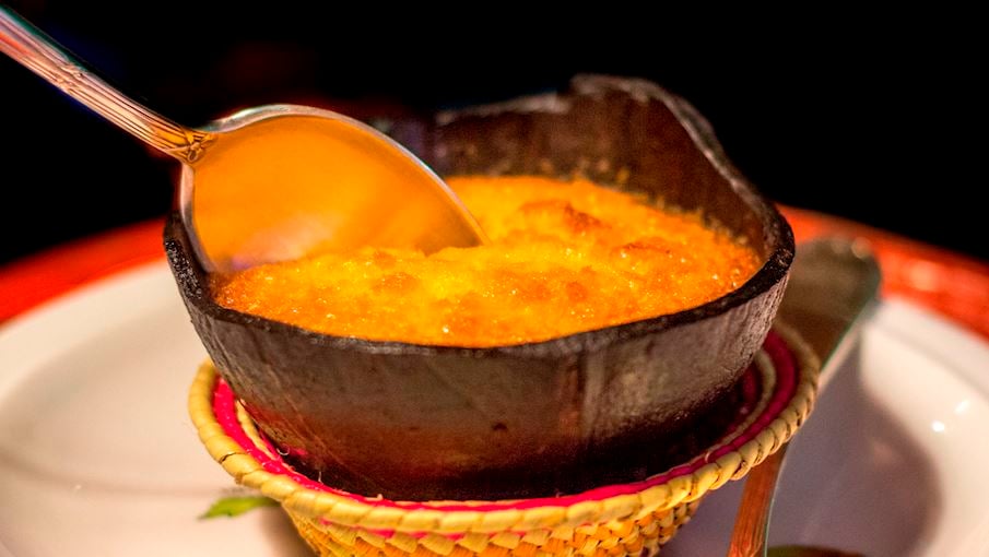 Bombocado- É um bolo úmido, de textura cremosa e sabor delicado, feito com ingredientes simples como coco ralado, queijo, leite condensado e ovos.