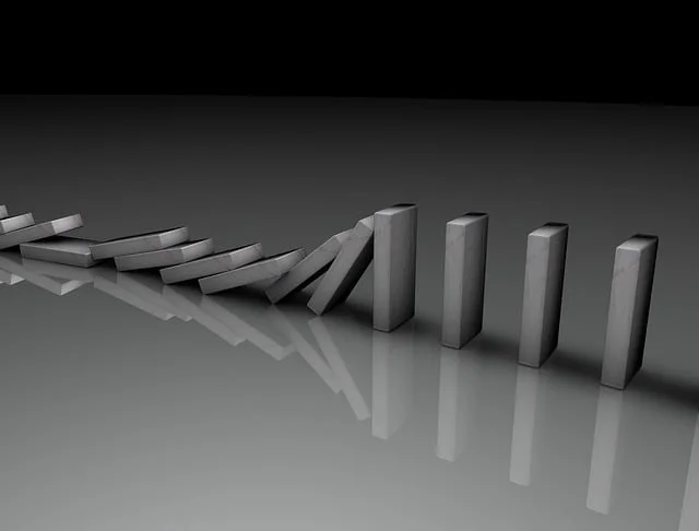 Existe até um fenômeno conhecido como efeito dominó, que descreve uma série de eventos em que um acontecimento leva a uma sequência de reações. O nome vem da ideia de que, assim como em um jogo de dominó, uma peça que cai pode derrubar uma sequência de outras peças, criando um efeito em cadeia.