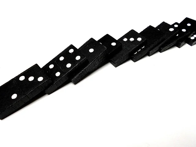 O dominó também tem um papel importante na educação. Muitos professores utilizam as peças para ensinar conceitos de matemática, como adição, subtração, e até mesmo padrões numéricos.