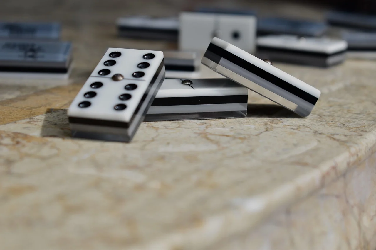 Em sua simplicidade e profundidade, o dominó continua a ser uma parte importante da cultura global, proporcionando entretenimento e conexão para aqueles que se reúnem em torno de suas peças.