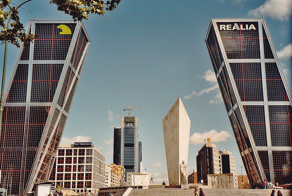Puerta de Europa - Espanha - Também conhecidas como Torres KIO, essas construções são tão inclinadas que geram a dúvida: como não caem? Com altura de 114m e 26 andares, cada torre tem 15º de inclinação. Ficam na Plaza de Castilla, em Madri. 