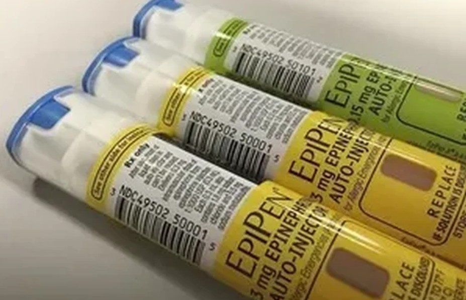 Ela ainda relatou que está sempre acompanhada de um  EpiPen - uma injeção pré-carregada de adrenalina capaz de atrasar ou até mesmo interromper uma reação alérgica.
