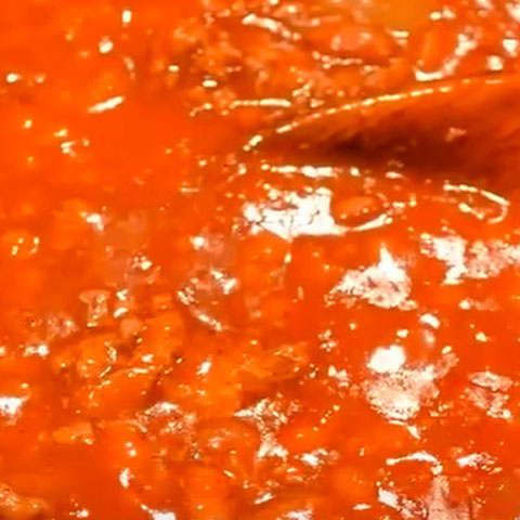 Para fazer o feijão mexicano, são necessários feijão, pimenta calabresa, caldo de bacon, bacon em cubos, linguiça calabresa em cubos, carne moída, alho e azeitonas verdes. 