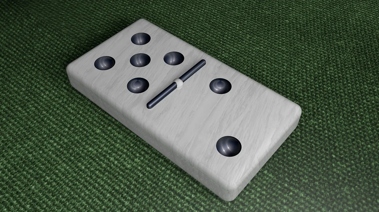 Além dessa versão básica, existem variações, como o dominó de números, o dominó de bloqueio e o dominó mexicano, com regras ligeiramente diferentes, mas com o mesmo objetivo de desafiar os jogadores a usarem estratégia e raciocínio.