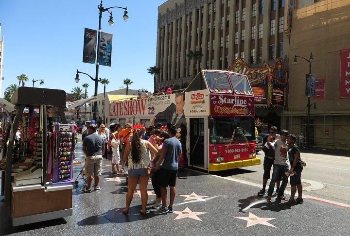 Além disso, o local costuma estar abarrotado de turistas, o que não só atrapalha o passeio como também atrai batedores de carteira, que se aproveitam do descuido dos visitantes.