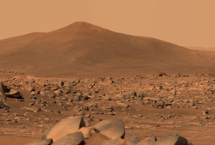 O planeta é conhecido por sua paisagem desértica, com tonalidades avermelhadas devido à alta concentração de óxido de ferro (ferrugem) em seu solo.