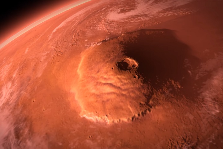 Um dos maiores destaques do planeta é o Monte Olimpo, o maior vulcão do Sistema Solar, com cerca de 22 km de altura!