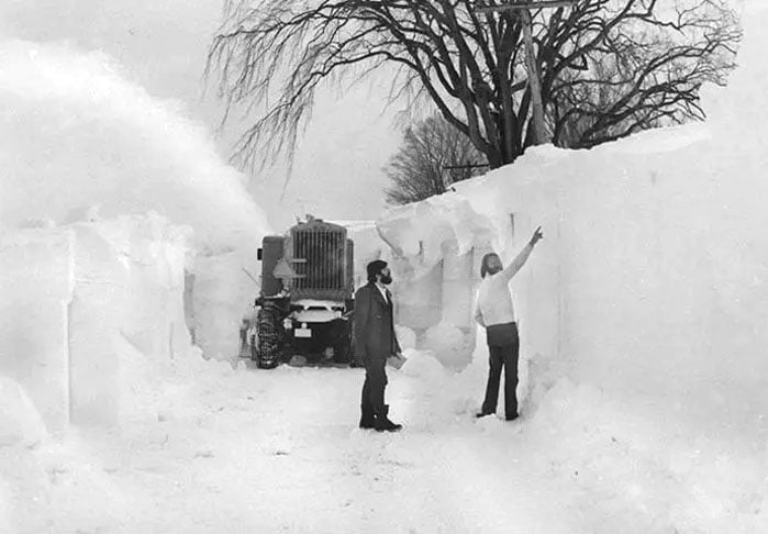 Em 1977, uma nevasca com ventos de 72 km/h - e rajadas de 120 km/h - atingiu a cidade de Buffalo (EUA). O lago Erie, que já estava congelado, ficou coberto por uma grossa camada de neve.  Houve 29 mortes. A espessura da neve superava a altura das pessoas em vários locais. 