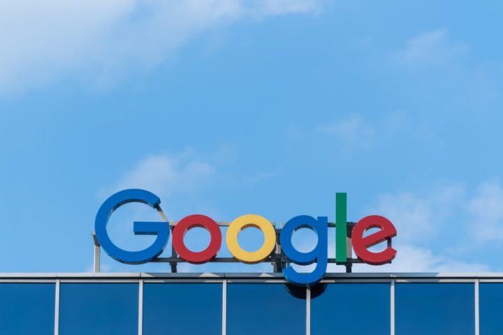 O Google defende que a IA democratiza a produção criativa, mas diz que impõe restrições contra usos indevidos, como violência, desinformação e discurso de ódio.
