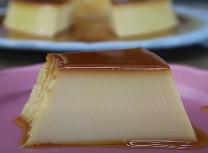 Ingredientes: Uma lata de leite condensado, duas medidas da lata de leite integral, três ovos e uma xícara de açúcar para a calda.