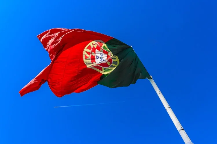 Portugal é um dos países que mais atraem os brasileiros na Europa, até pela identificação por causa do idioma. Muitos, inclusive, tentam morar em Portugal, embora, atualmente, o elevado preço dos imóveis faça com que muitos brasileiros acabem montando tendas para viver nas ruas, como o FLIPAR já mostrou. 