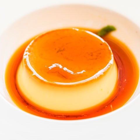 Como fazer: Derreta o açúcar numa panela até formar uma calda dourada e despeje numa forma. Bata no liquidificador o leite condensado, leite e ovos, despeje na forma caramelizada e asse em banho-maria no forno preaquecido a 180º  por uma hora ou até firmar. Deixe esfriar e leve à geladeira antes de desenformar.