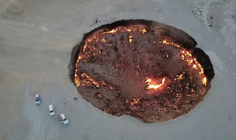 Portal do Inferno (Turcomenistão) - Fica na Aldeia de Darvaza, que tem 350 habitantes, a 260 km da capital do país, Asgabate, no Deserto de Karakum. A região é rica em petróleo, enxofre e gás natural.