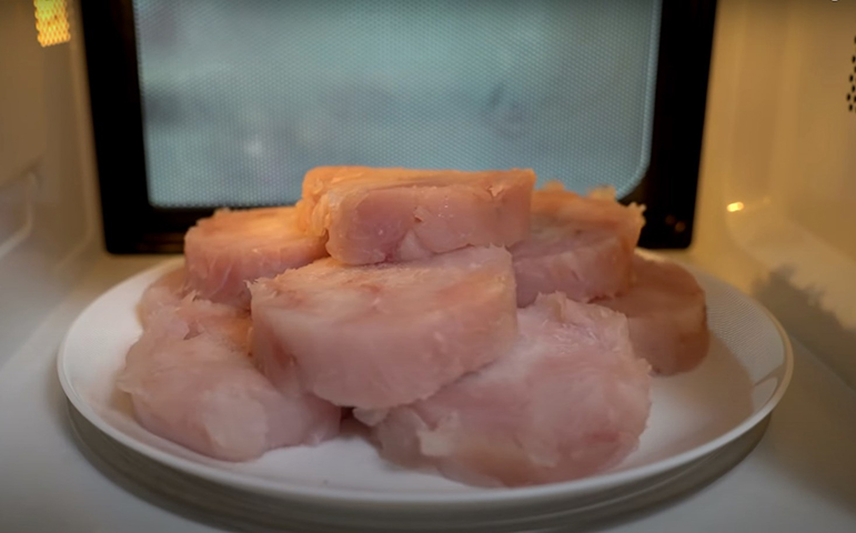 CORRETO: Descongelar na geladeira. Em vez de retirar do congelador e deixar na pia, o melhor é colocar a carne num recipiente nas prateleiras comuns do refrigerador. Ali, aos  aos poucos, o descongelamento será feito, garantindo, no entanto, a segurança para a conservação do produto. Assim, além de evitar bactérias, consegue-se, inclusive, uma melhor textura dos alimentos. 