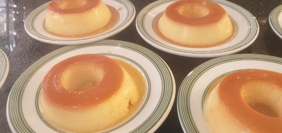 Combina uma textura macia com o sabor doce e suave do leite condensado, complementado pela calda caramelizada. Sua simplicidade e delicadeza agradam a diferentes gostos.