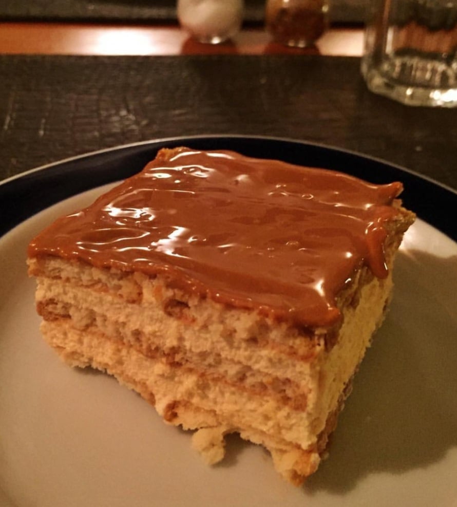 combina a suavidade e a cremosidade do creme de chocolate com a textura ligeiramente crocante das bolachas, criando um contraste delicioso. Além disso, a mistura de sabores doces e ricos, como o do chocolate e o leite condensado, torna essa sobremesa irresistível e muito reconfortante.