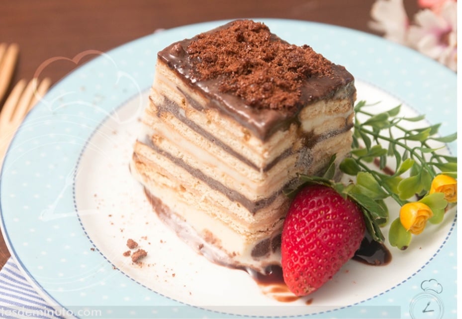 Como fazer: Leve ao fogo o leite condensado, chocolate em pó e  manteiga, mexendo até engrossar, e misture o creme de leite fora do fogo. Num refratário, faça camadas alternadas desse creme e de bolachas molhadas no leite. Leve à geladeira. 