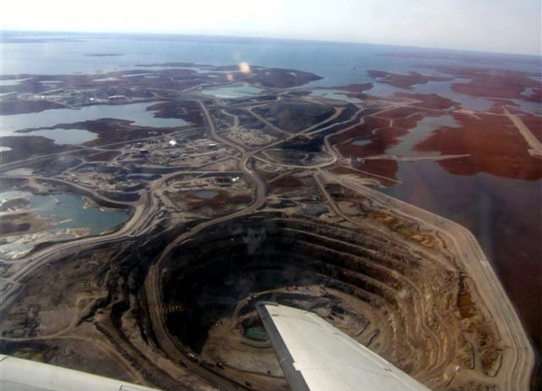 Canadá: 17,6 milhões de quilates. Territórios do noroeste que eram campos de caça se transformaram em importantes áreas de extração de diamantes. A primeira mina abriu em 1998. Das quatro minas do país, três ficam nessa região. 