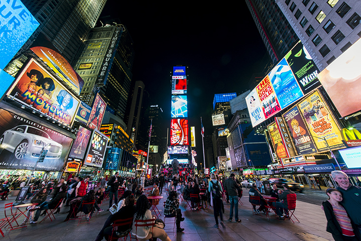 Times Square, Nova York: Conhecida por suas luzes vibrantes, multidões e anúncios incessantes, a Times Square atrai turistas curiosos, mas acaba sendo mais comum do que especial. 