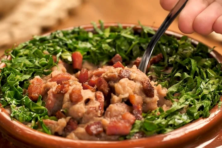 A cidade também é conhecida por seu clima acolhedor e pela preservação de tradições mineiras, como a culinária típica, com pratos como o feijão tropeiro, o tutu à mineira e o famoso pão de queijo.