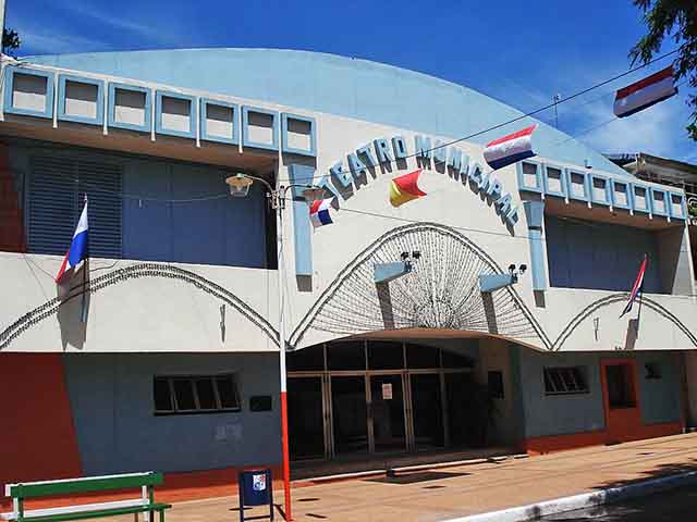 O teatro é uma arte extremamente rica, que pode contar com óperas, teatro de bonecos, musicais, peças realizadas em espaços alternativos entre outras formas. No início dessa manifestação, o foco era itinerante, porém agora existem espaços apropriados para os espetáculos.